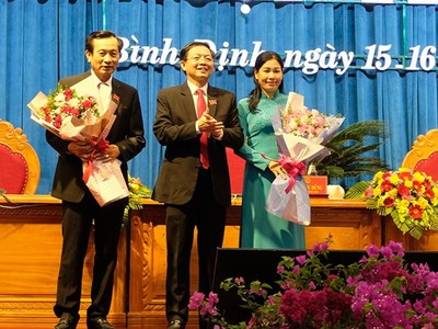 Ông Hồ Quốc Dũng, Bí thư Tỉnh ủy, Chủ tịch HĐND tỉnh Bình Định khóa XIII (đứng giữa) tặng hoa 2 Phó Chủ tịch HĐND tỉnh.