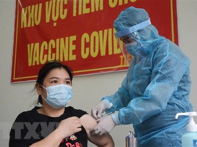 Nhân viên y tế tiêm vaccine phòng COVID-19 tại Bệnh viện Phổi Đà Nẵng. (Ảnh: Văn Dũng/TTXVN).