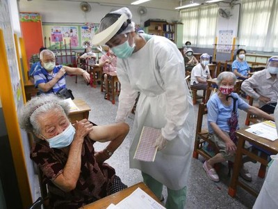 Người cao tuổi ở Đài Loan chuẩn bị được tiêm chủng (Ảnh: AP).