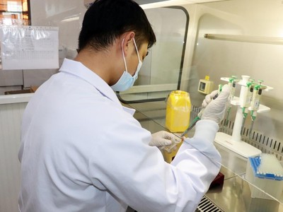 Lấy mẫu xét nghiệm Covid-19 đối với các trường hợp liên quan đến BN 11669 (Ảnh: Trung tâm Kiểm soát bệnh tật tỉnh Đồng Nai).