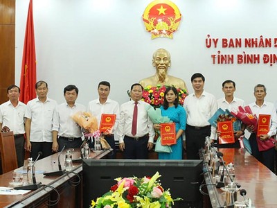 Chủ tịch UBND tỉnh Bình Định Nguyễn Phi Long (ảnh thứ 6, từ trái sang) trao các quyết định bổ nhiệm cán bộ.