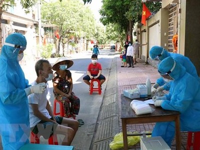 Người dân chờ đến lượt lấy mẫu xét nghiệm ở tổ dân phố Tân Quý, phường Thạch Quý, thành phố Hà Tĩnh. (Ảnh: Công Tường/TTXVN).