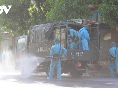 Lực lượng chức năng phun hóa chất khử khuẩn tại phường Hưng Dũng nơi phát hiện ca mắc Covid-19.