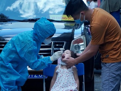 Lấy mẫu xét nghiệm COVID-19 tại một con hẻm tại Quận 3 (TP.HCM) (Ảnh: HCDC).