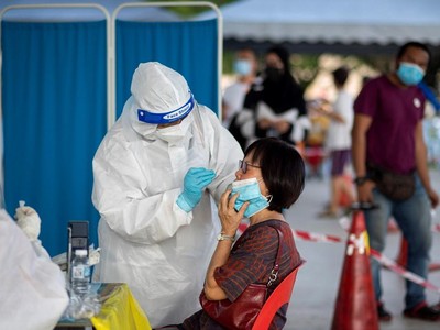 Nhân viên y tế lấy mẫu xét nghiệm COVID-19 cho người dân tại Selangor, Malaysia ngày 23/5/2021. (Ảnh: THX/TTXVN).