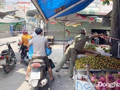 Lực lượng chức năng phong tỏa khu vực chợ ở P.An Bình, TP.Biên Hòa. (Ảnh: Báo Đồng Nai).
