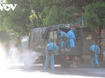 Phun hóa chất khử khuẩn tại nơi có ca mắc Covid-19.