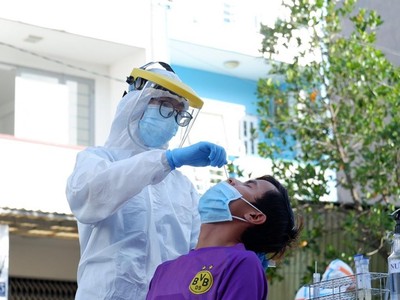 Nhân viên y tế BV Da liễu xét nghiệm diện rộng tại đường Hồ Học Lãm phường An Lạc (Ảnh: HCDC).