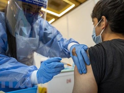 Nhân viên y tế tiêm phòng COVID-19 cho người dân tại Kuala Lumpur, Malaysia ngày 5/5/2021. (Ảnh: THX/TTXVN).