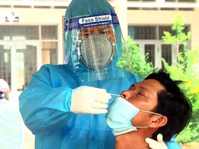 Cán bộ y tế tỉnh Tiền Giang lấy mẫu dịch các trường hợp nghi ngờ để xét nghiệm SARS CoV-2.