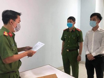 Cơ quan Cảnh sát điều tra Công an TP. Đà Nẵng đọc quyết định khởi tố Nguyễn Quang Trọng - Giám đốc Thẩm mỹ viện Amida (Ảnh: CTV).