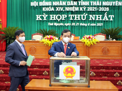 Các đại biểu bỏ phiếu bầu chức danh cán bộ lãnh đạo chủ chốt.