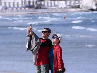 Người dân vui chơi trên bãi biển ở Cagliari, Sardinia, Italy, sau khi các biện pháp phòng chống dịch COVID-19 được nới lỏng. (Ảnh: THX/TTXVN).