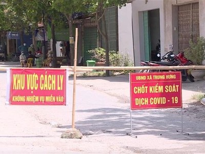 Chốt kiểm soát dịch Covid-19 tại xã Trung Hưng, huyện Yên Mỹ, tỉnh Hưng Yên. (Ảnh: TTXVN).