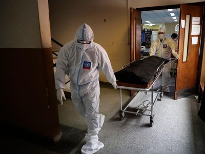 Một bệnh nhân tử vong do Covid-19 được đưa ra khỏi giường bệnh ở San Lorenzo, Paraguay, nơi hiện có tỷ lệ tử vong hàng ngày do dịch bệnh cao nhất thế giới. Ảnh: AP.