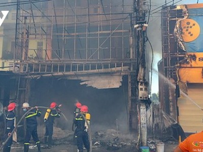 Triển khai dập lửa ngăn chặn đám cháy lây lan.