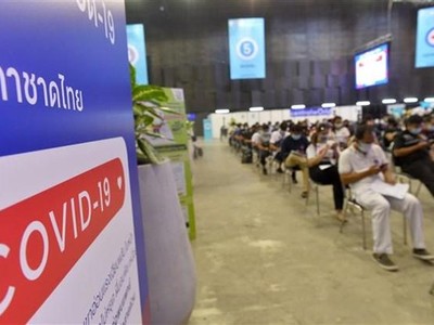 Người dân chờ tiêm vaccine ngừa COVID-19 tại một điểm tiêm chủng ở Bangkok, Thái Lan,ngày 31/5/2021. (Ảnh: THX/TTXVN).