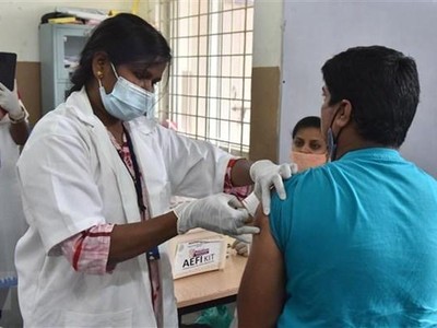 Nhân viên y tế tiêm vaccine ngừa COVID-19 cho người dân tại Hyderabad, Ấn Độ ngày 3/6/2021. (Nguồn: THX/TTXVN).