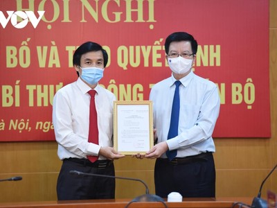 Phó Trưởng ban thường trực Ban Tổ chức Trung ương Mai Văn Chính (bìa phải) trao quyết định của Ban Bí thư cho ông Nguyễn Quang Trường.