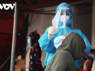 Ngành y tế Nghệ An lấy mẫu xét nghiệm cho các tiểu thương đang kinh doanh tại đây.