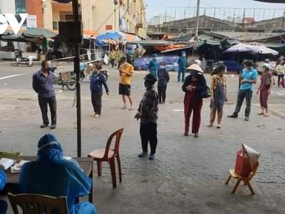 Lấy mẫu xét nghiệm cho các tiểu thương kinh doanh tại chợ đầu mối TP Vinh.