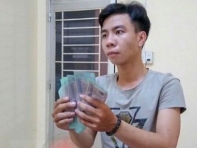 Đối tượng Ngô Chí Nhân tại cơ quan Công an. (Ảnh: TTXVN phát).