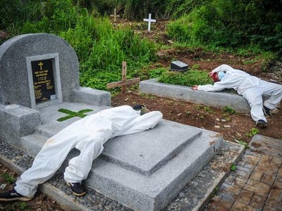 Ca Covid-19 Indonesia liên tục phá kỷ lục, nghĩa trang trên đà "vỡ trận"