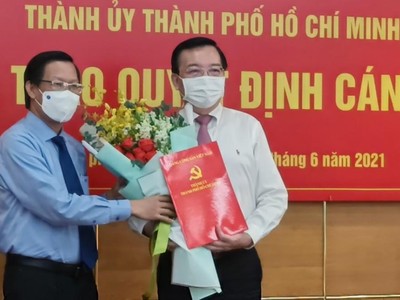 Phó Bí thư thường trực Thành uỷ Phan Văn Mãi (trái) trao quyết định cho ông Lê Hồng Sơn. (Ảnh: Quyết Thắng)