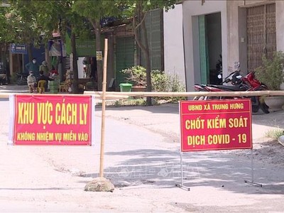 Chốt kiểm soát dịch Covid-19 tại xã Trung Hưng, huyện Yên Mỹ. (Ảnh: TTXVN).