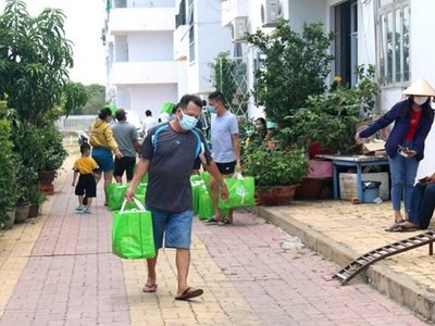 Chuyển nhu yếu phẩm đến cho người dân đang cách ly tại khu C, chung cư Văn Thánh, phường Phú Tài, thành phố Phan Thiết. (Ảnh: Nguyễn Thanh/TTXVN).