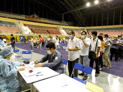 Người lao động xếp hàng chờ thực hiện các thủ tục khai báo y tế trước khi tiêm vaccine phòng COVID-19 tại Nhà thi đấu Phú Thọ. (Ảnh: Thanh Vũ/TTXVN).