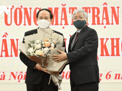 Chủ tịch UBTƯ MTTQ Việt Nam Đỗ Văn Chiến tặng hoa chúc mừng ông Lê Tiến Châu.