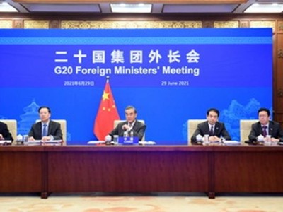 Ngoại trưởng Trung Quốc Vương Nghị (giữa) dự Hội nghị ngoại trưởng G20 bằng hình thức trực tuyến. Ảnh: Bộ Ngoại giao Trung Quốc.