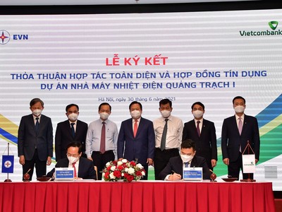 Ông Nguyễn Thanh Tùng – Phó Tổng Giám đốc Vietcombank (bên phải) và ông Nguyễn Xuân Nam – Phó Tổng Giám đốc EVN (bên trái) ký kết Hợp đồng tín dụng tài trợ dự án NMND Quảng Trạch 1 dưới sự chứng kiến của lãnh đạo các Bộ, Ngành, cùng lãnh đạo EVN và Vietcombank.