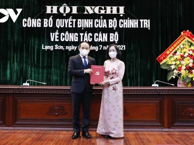 Uỷ viên Bộ Chính trị, Trưởng ban Tổ chức Trung ương Trương Thị Mai trao Trao quyết định và tặng hoa chúc mừng ông Nguyễn Quốc Đoàn.