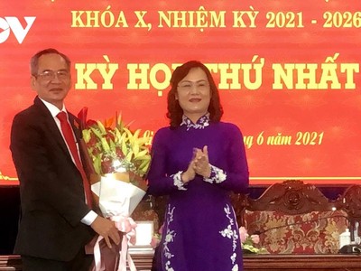 Bà Lê Thị Ái Nam - Phó Bí thư Thường trực Tỉnh ủy Bạc Liêu, nguyên Chủ tịch HĐND tỉnh Bạc Liêu khóa IX tặng hoa chúc mừng ông Lữ Văn Hùng đắc cử chức Chủ tịch HĐND tỉnh Bạc Liêu khóa X, nhiệm kỳ 2021-2026.