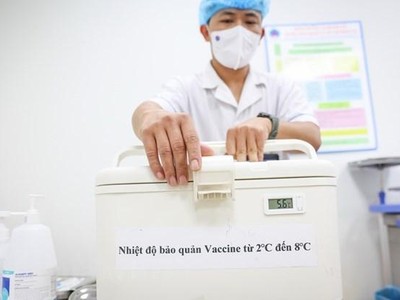 Thùng bảo quản vaccine phòng COVID-19. (Ảnh: Minh Sơn/TTXVN).