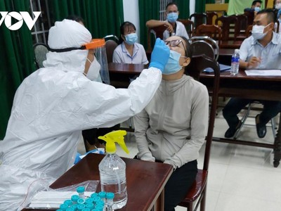 Cán bộ y tế đang lấy mẫu xét nghiệm tại Trung tâm y tế huyện Lắk.