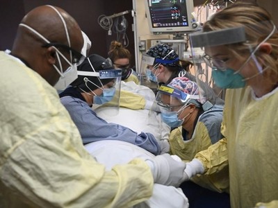 Các y tá, bác sĩ đang điều trị cho người bệnh Covid-19 tại Bệnh viện North Memorial Health tại Mỹ. (Ảnh: AP).