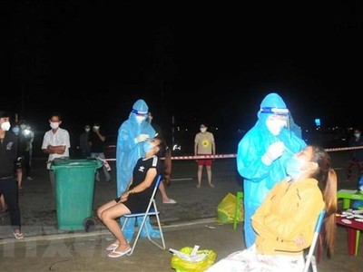 Lực lượng y tế xét nghiệm người dân, công nhân khu vực phát hiện ca dương tính. (Ảnh: K GỬIH/TTXVN).