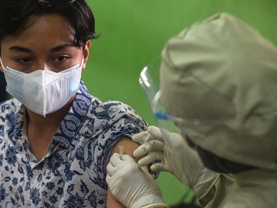 Nhân viên y tế tiêm vaccine phòng COVID-19 cho người dân tại Jakarta, Indonesia, ngày 1/7/2021. (Ảnh: THX/TTXVN).