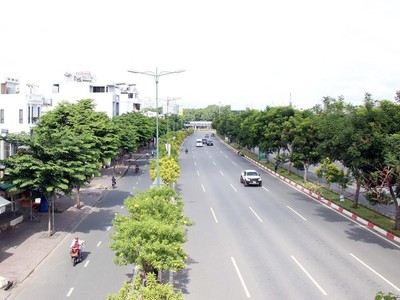 Đường Phạm Văn Đồng, một trong nững tuyến trục chính kết nối thành phố Thủ Đức với trung tâm Thành phố Hồ Chí Minh khá vắng vẻ trong ngày đầu thực hiện giãn cách. (Ảnh: Tiến Lực/TTXVN).