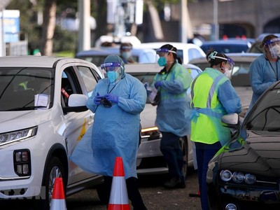 Nhân viên y tế lấy mẫu xét nghiệm COVID-19 cho người dân tại Sydney, Australia, ngày 17/6/2021. (Ảnh: THX/TTXVN).