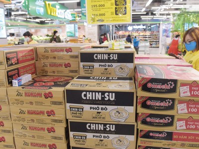 Các doanh nghiệp ngành thực phẩm, tiêu dùng thiết yếu, bán lẻ được hưởng lợi từ giãn cách xã hội.