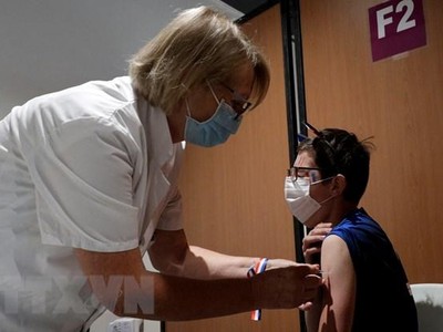 Nhân viên y tế tiêm vaccine ngừa COVID-19 cho người dân tại Paris, Pháp ngày 23/6/2021. (Ảnh: AFP/TTXVN)