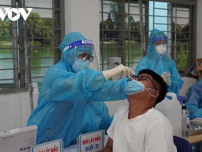 Lấy mẫu xét nghiệm cho người có nhu cầu đi lại giữa các tỉnh thành.