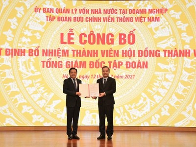 Chủ tịch Hội đồng thành viên Tập đoàn VNPT Phạm Đức Long (phải) trao quyết định bổ nhiệm ông Huỳnh Quang Liêm giữ chức vụ Tổng giám đốc VNPT. (Ảnh: T.Q/Vietnam+).