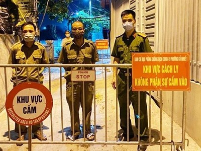 Lực lượng chức năng phường Cổ Nhuế 1 làm nhiệm vụ tại khu vực phong tỏa (Ảnh: Kinh tế đô thị).