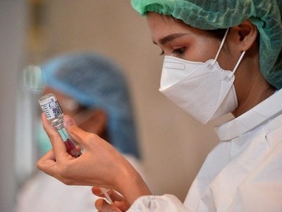 Một nhân viên y tế chuẩn bị tiêm vắc xin Covid-19 ở thủ đô Bangkok, Thái Lan hồi đầu tháng 7 (Ảnh: Tân Hoa Xã).