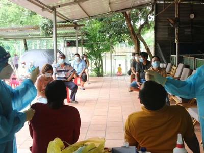 Lấy mẫu sàng lọc Covid-19 (TTYT TP Thủ Đức).